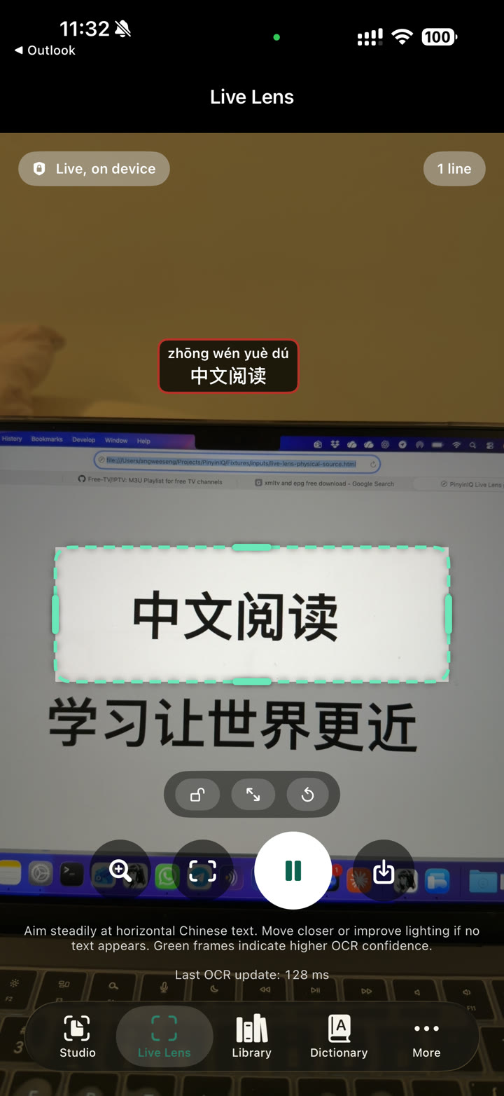 Live Lens scanning Chinese with the pause-shaped Freeze control visible